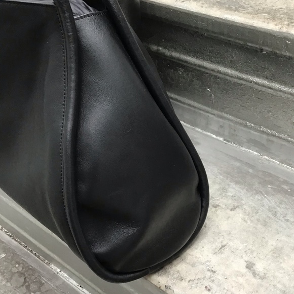 BEHNO 'Kamala' Handcrafted Large Leather Nappa Hobo Bag in Black - Picture 13 of 15